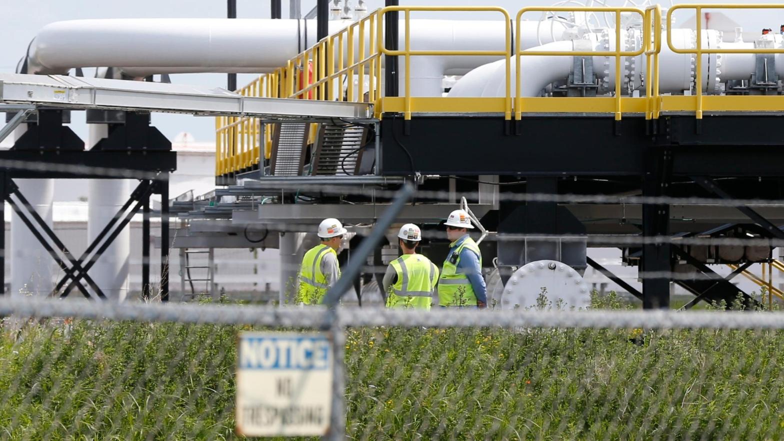 Workers at Enbridge Energy's terminal in Superior, Wisconsin, as seen in June 2018. (Photo: Jime Mone / File, AP)