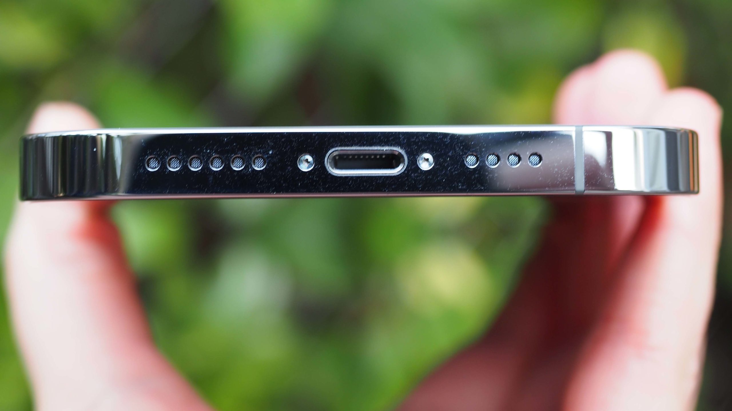 The world has embraced USB-C, and so has Apple — except on the iPhone. (Photo: Caitlin McGarry/Gizmodo)