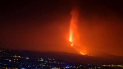 7 Dramatic Photos Show the Canary Islands’ Volcanic Eruption as It Nears the Sea