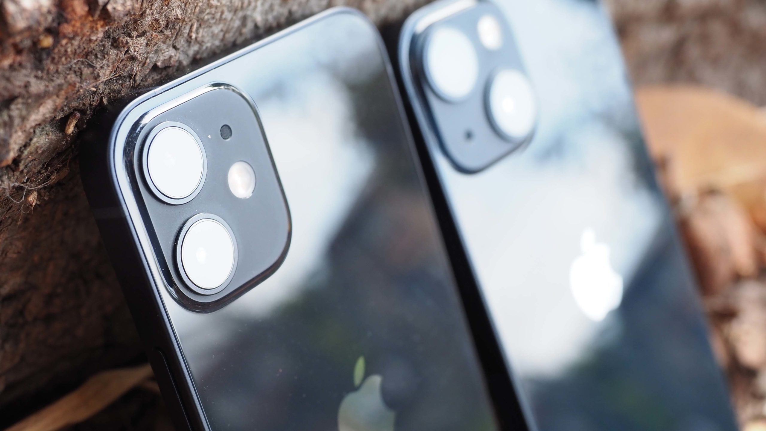 The iPhone 12 Mini (left) has smaller lenses stacked vertically. The 13 Mini (right) has a new lens placement with an overall larger camera module. (Photo: Caitlin McGarry/Gizmodo)