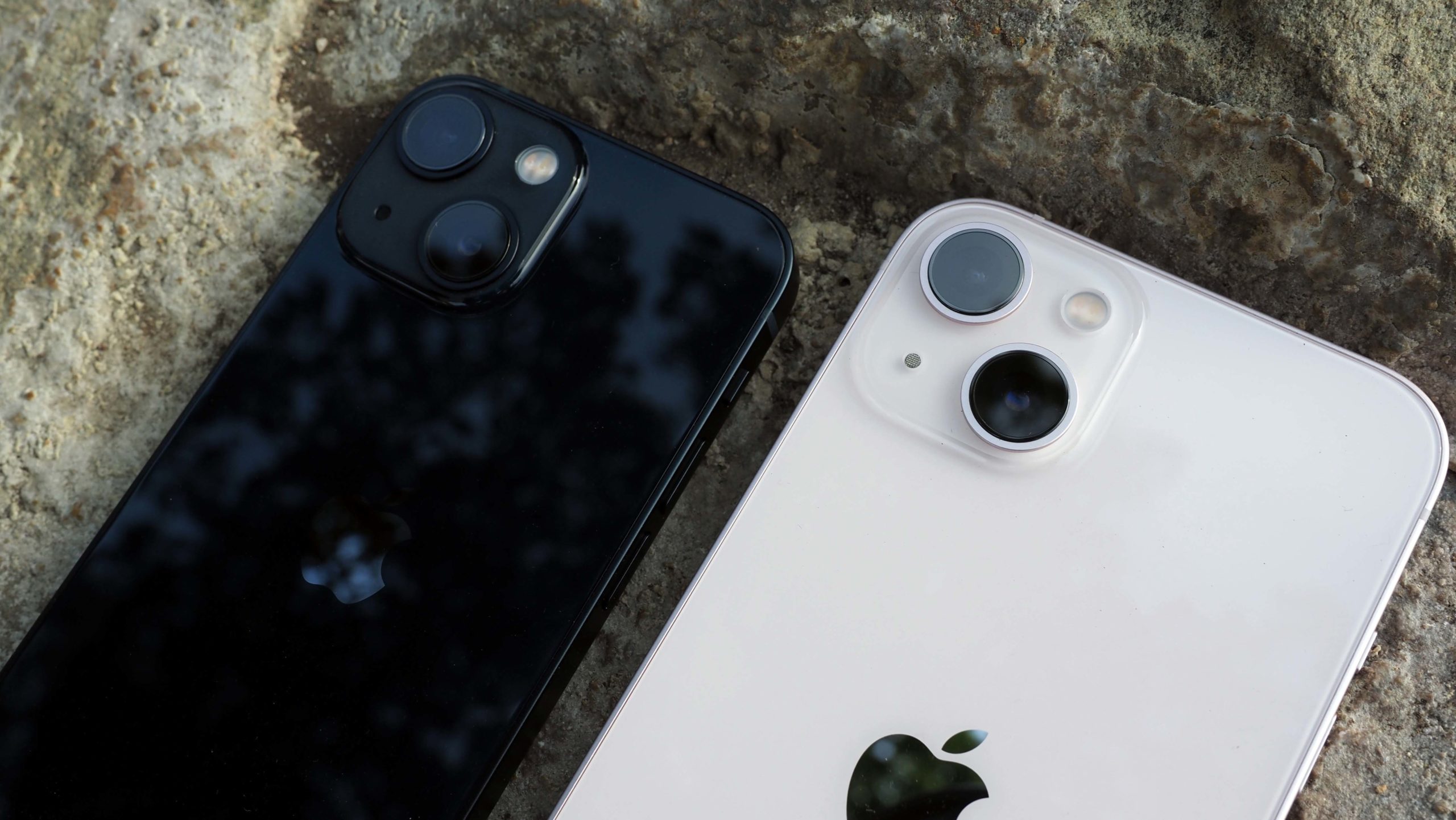 The cheaper iPhone 13 models (left: Mini, right: iPhone 13) have a dual-lens array now arranged diagonally. (Photo: Caitlin McGarry/Gizmodo)