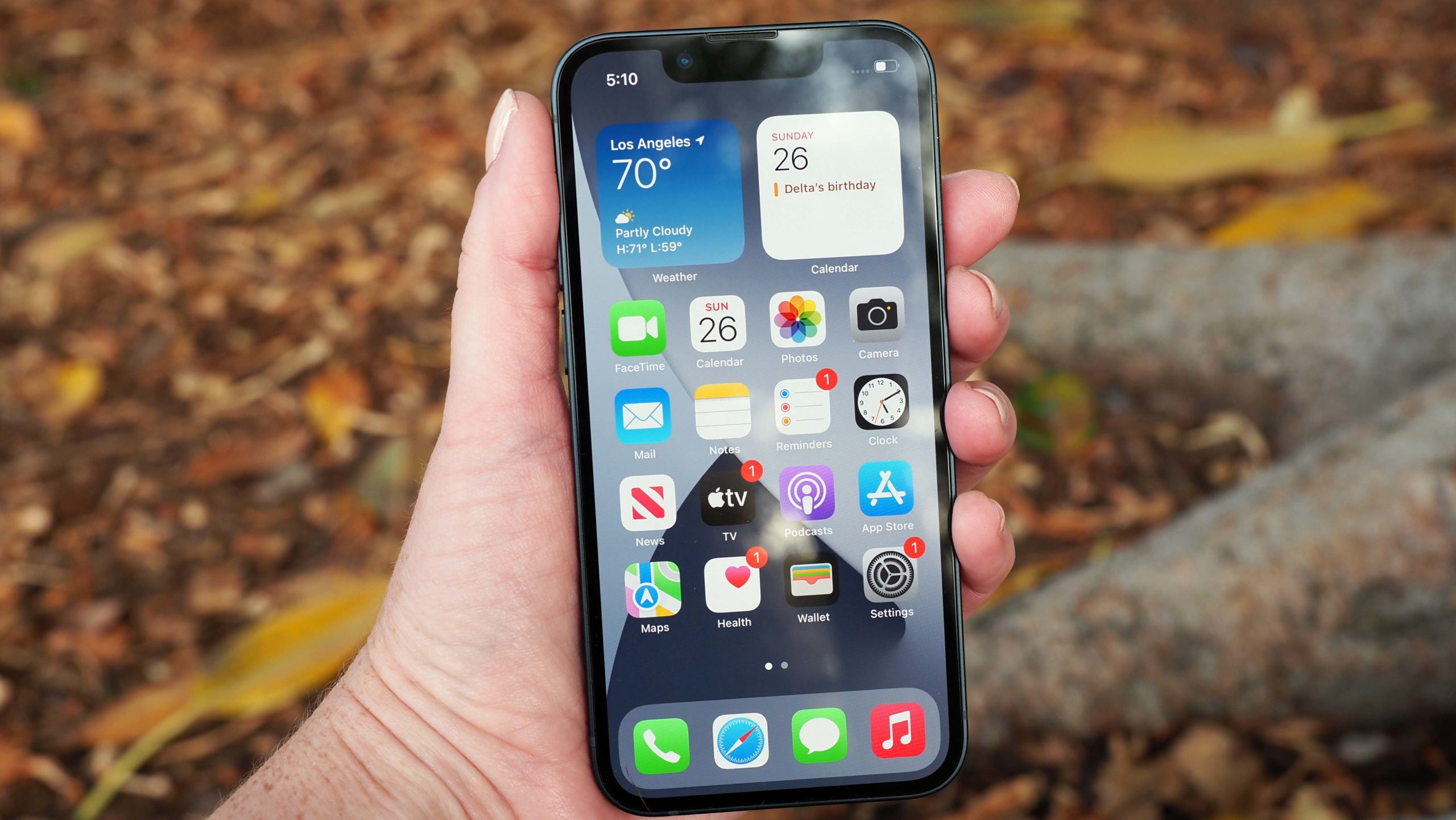 The iPhone 13 Mini is a perfectly-sized phone with actually solid battery life. (Photo: Caitlin McGarry/Gizmodo)