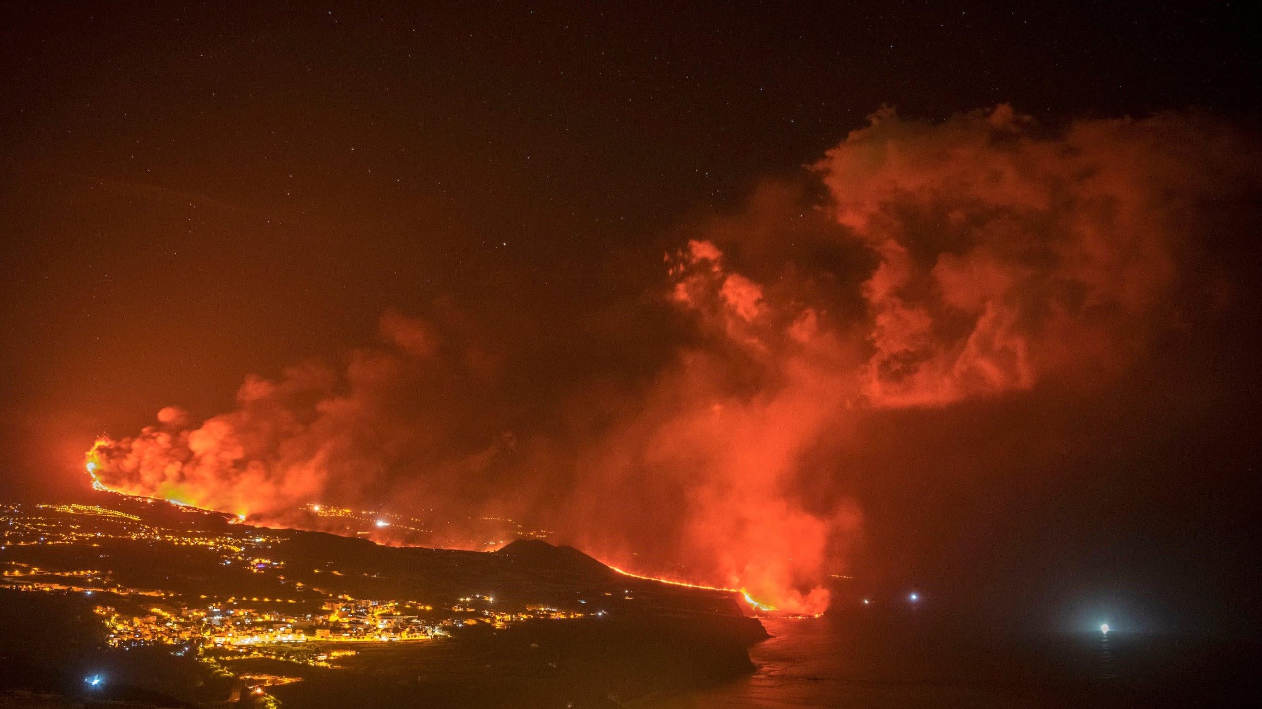 Lava from a volcano reaches the sea on the Canary island of La Palma, Spain, Wednesday, Sept. 29, 2021 (Photo: Saul Santos, AP)