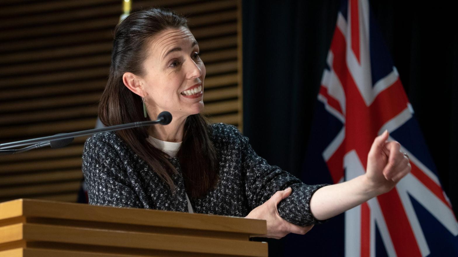New Zealand Prime Minister Jacinda Ardern literally rolling up her sleeves on October 4, 2021 in Wellington. New Zealand. (Photo: Mark Mitchell, Getty Images)