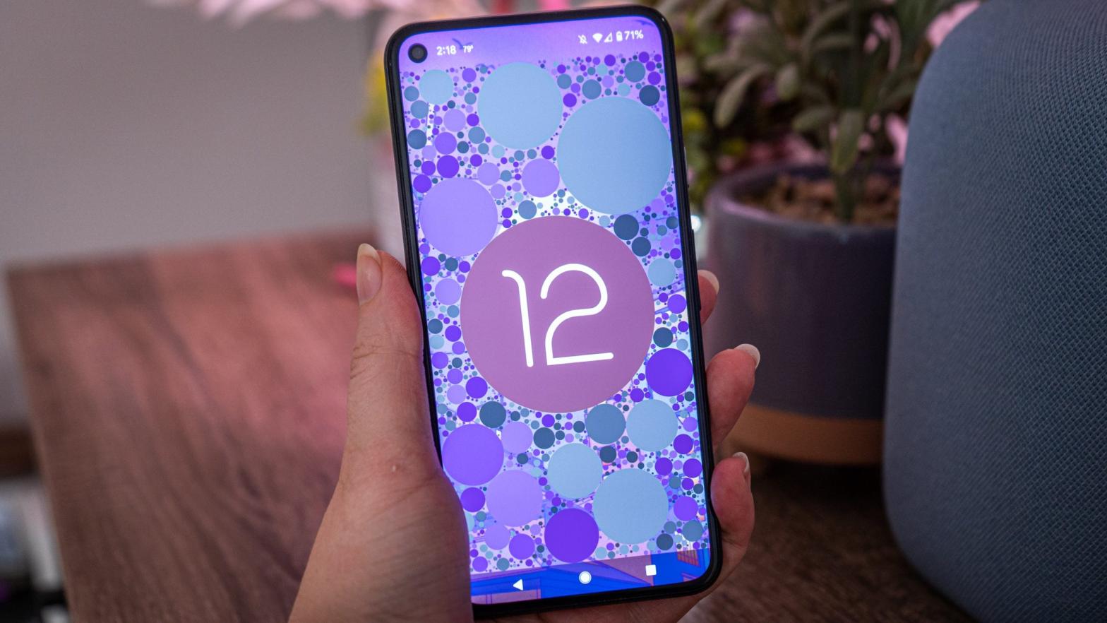 The Android 12 Easter egg can be cute and colourful if your wallpaper is colourful, too.  (Photo: Florence Ion / Gizmodo)