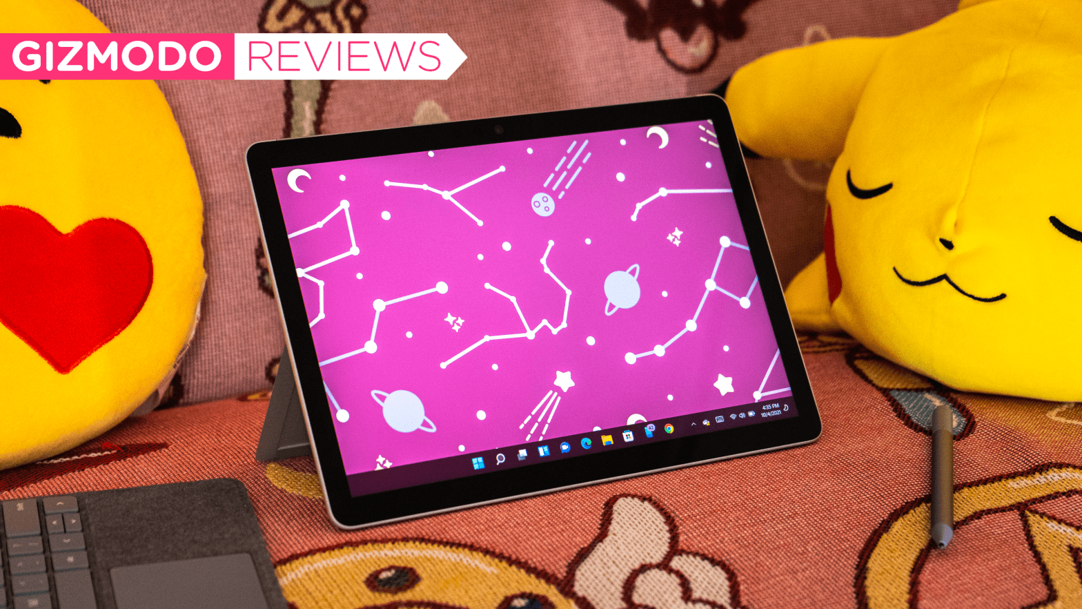 The Surface Go 3 makes me want to be needed somewhere so I can bust this cutie out and take notes.  (Photo: Florence Ion / Gizmodo)