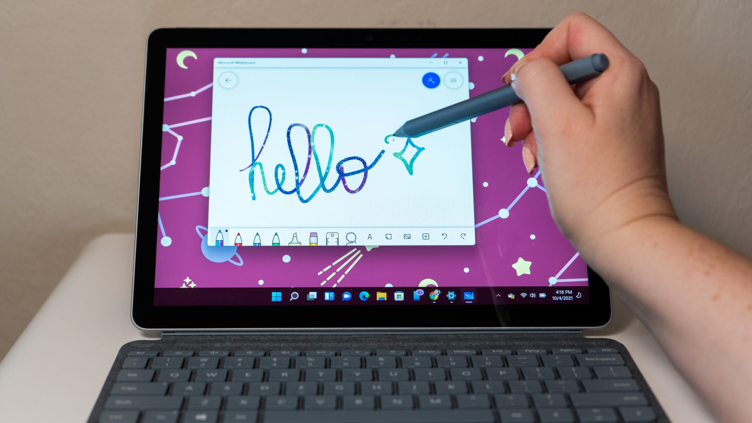 Add flair to your notes with the Surface Pen.  (Photo: Florence Ion / Gizmodo)
