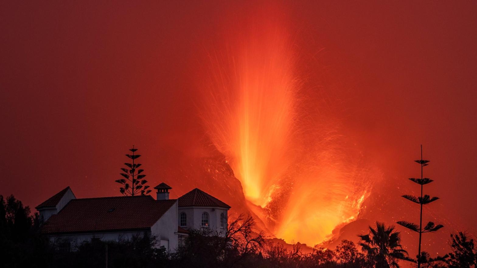 Lava flows from the Cumbre Vieja Volcano on October 9, 2021 in La Palma, Spain. (Photo: Marcos del Mazo, Getty Images)