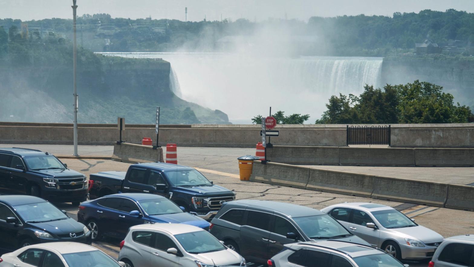 Travellers wait to cross into Canada at the Rainbow Bridge in Niagara Falls, Ontario, August 9, 2021 as Canada reopened for nonessential travel to fully vaccinated Americans.  (Photo: Geoff Robins/AFP, Getty Images)