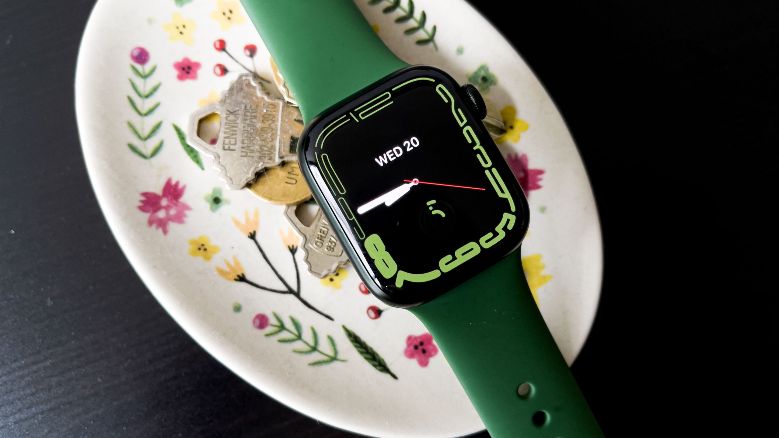 The Contour watch face is one of the few things that are exclusive to the Series 7.  (Photo: Victoria Song/Gizmodo)