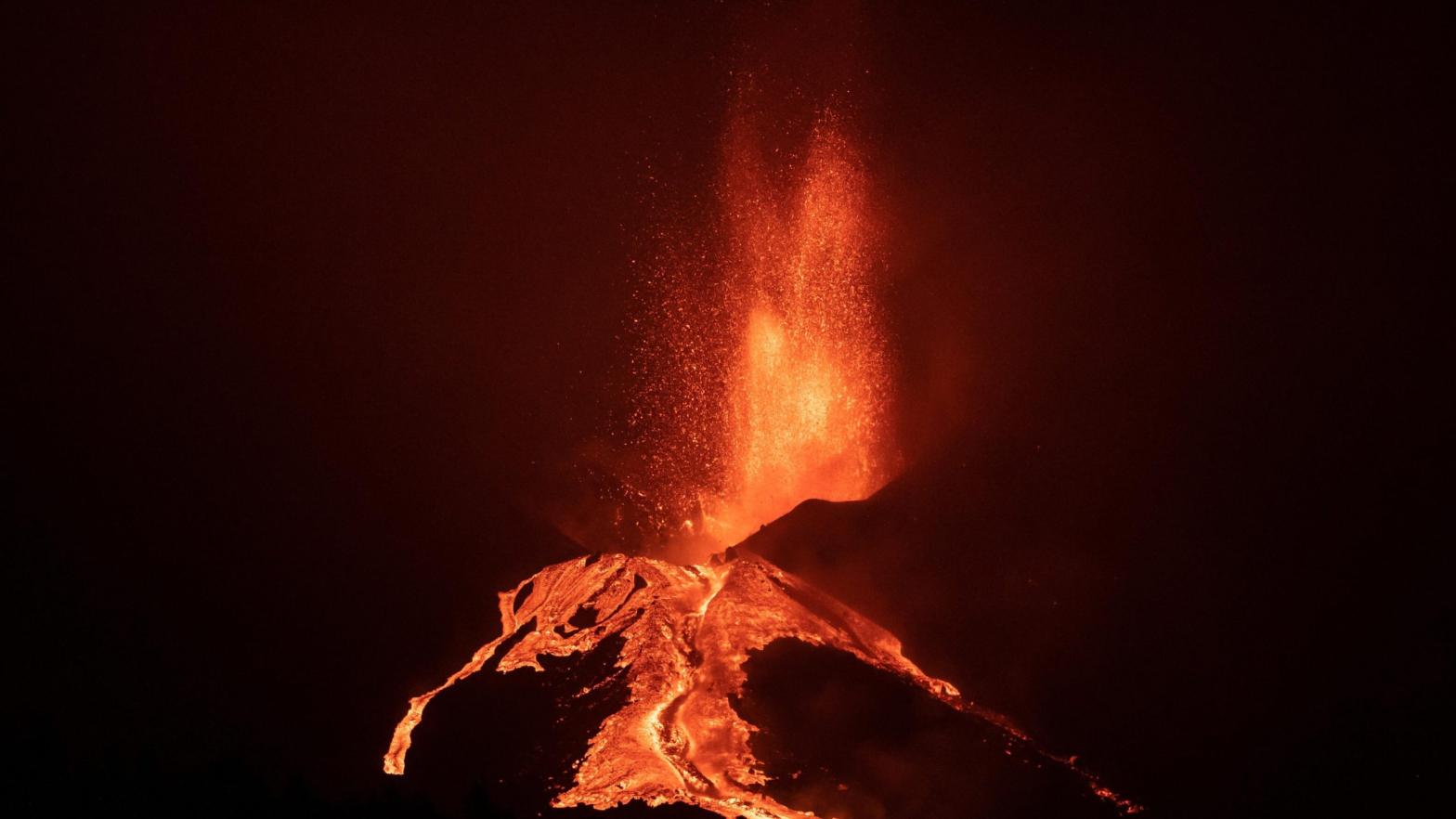 Lava flows after the collapse of a part of the cone of the Cumbre Vieja Volcano on Oct. 10, 2021 in La Palma, Spain. (Photo: Marcos del Mazo, Getty Images)