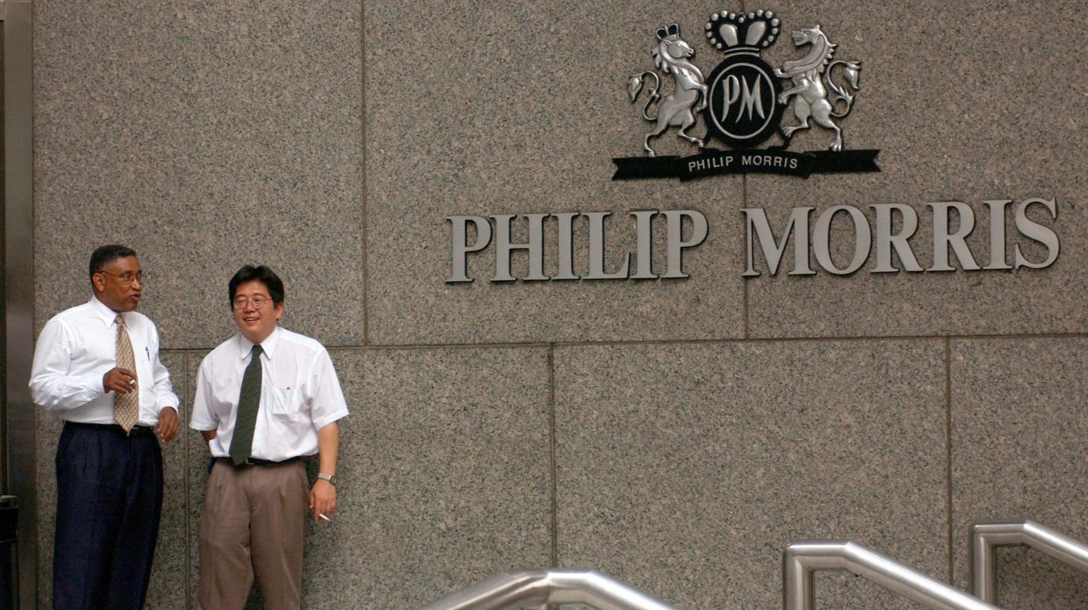 Two workers take a cigarette break outside the then-headquarters of Philip Morris on July 25, 2001 in New York City. (Photo: Spencer Platt, Getty Images)