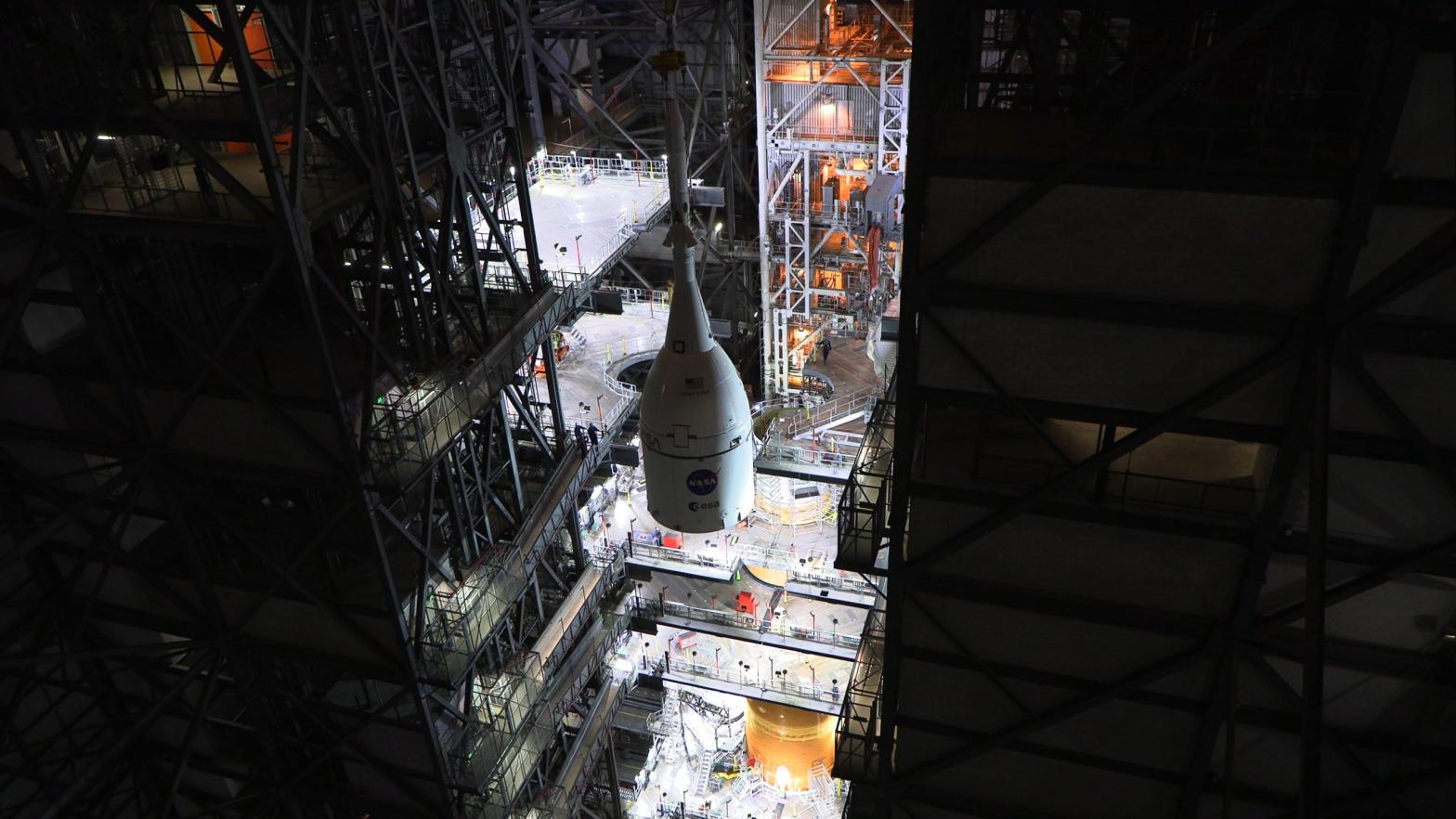 A crane transporting Orion to the SLS rocket.  (Image: NASA/Chad Siwik)