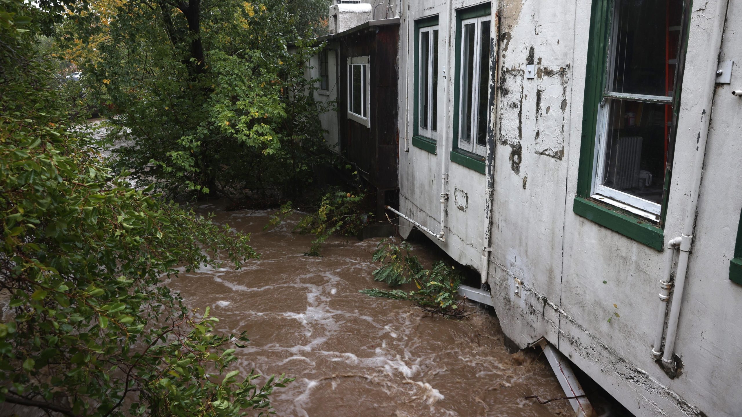 The swollen San Anselmo creek touches the bottom of businesses on October 24, 2021 in San Anselmo, California. (Photo: Justin Sullivan, Getty Images)
