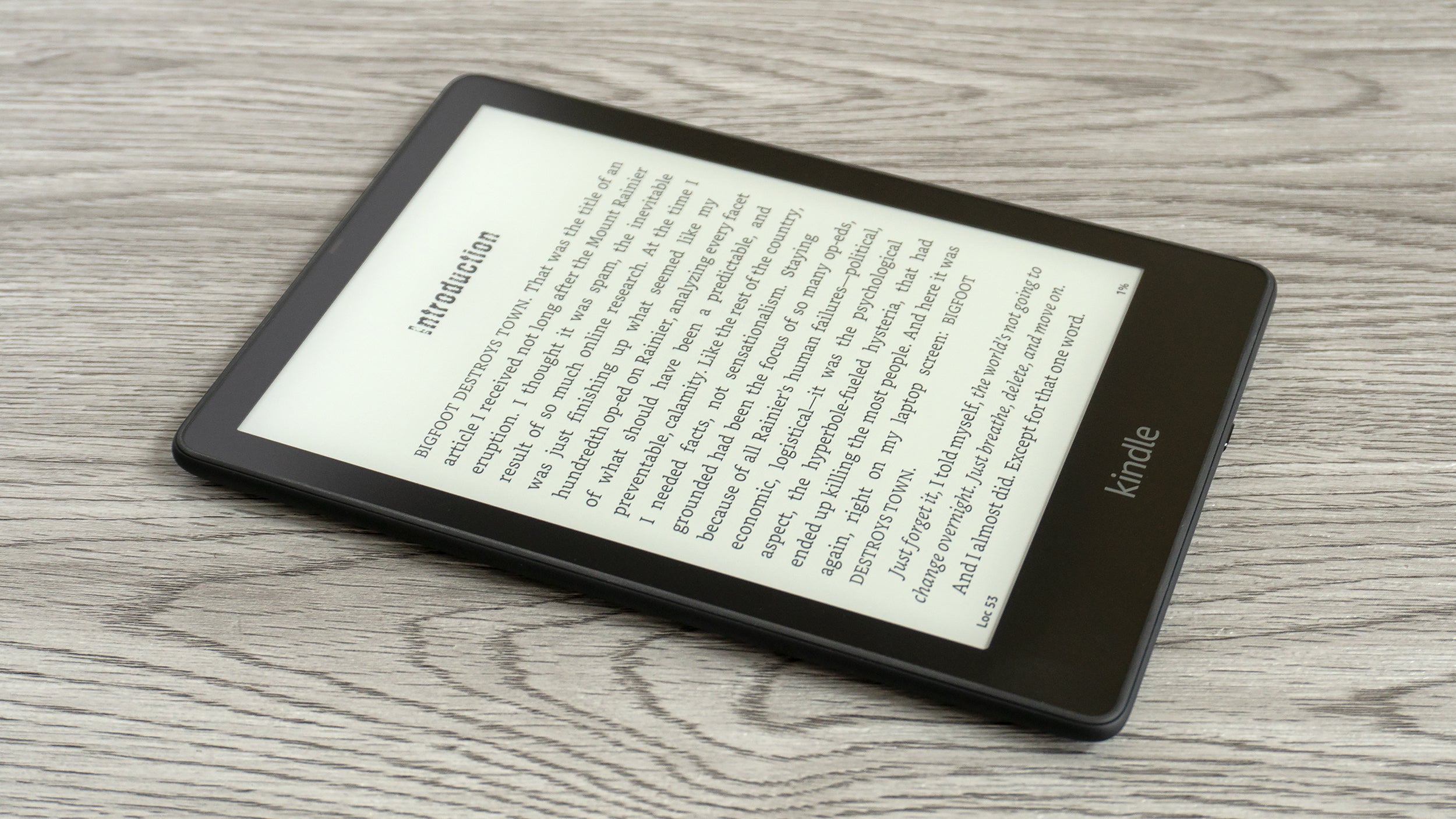 The Kindle Paperwhite 5 SE includes a larger 6.8-inch E Ink screen with much smaller bezels, but the same 300 ppi pixel density. (Photo: Andrew Liszewski - Gizmodo)