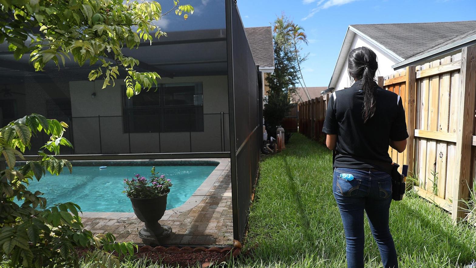 A Zillow home evaluator, Claudia Teyssandier, evaluating a home in Lauderhill, Florida in August 2019. (Photo: Joe Raedle, Getty Images)