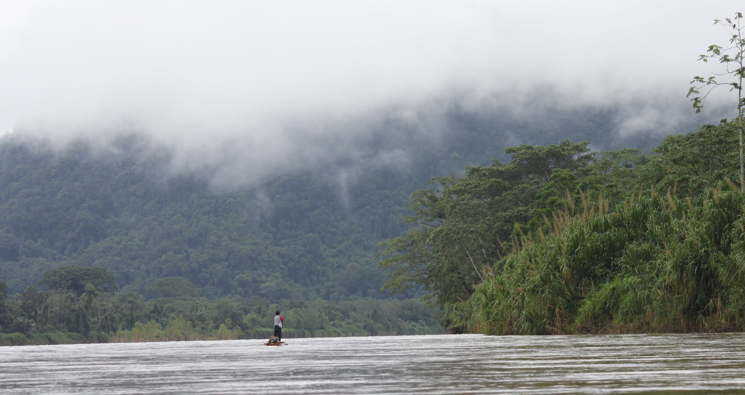 An Indigenous person boating on the Río Patuca that is part of the reserve. (Photo: Wikimedia Commons)
