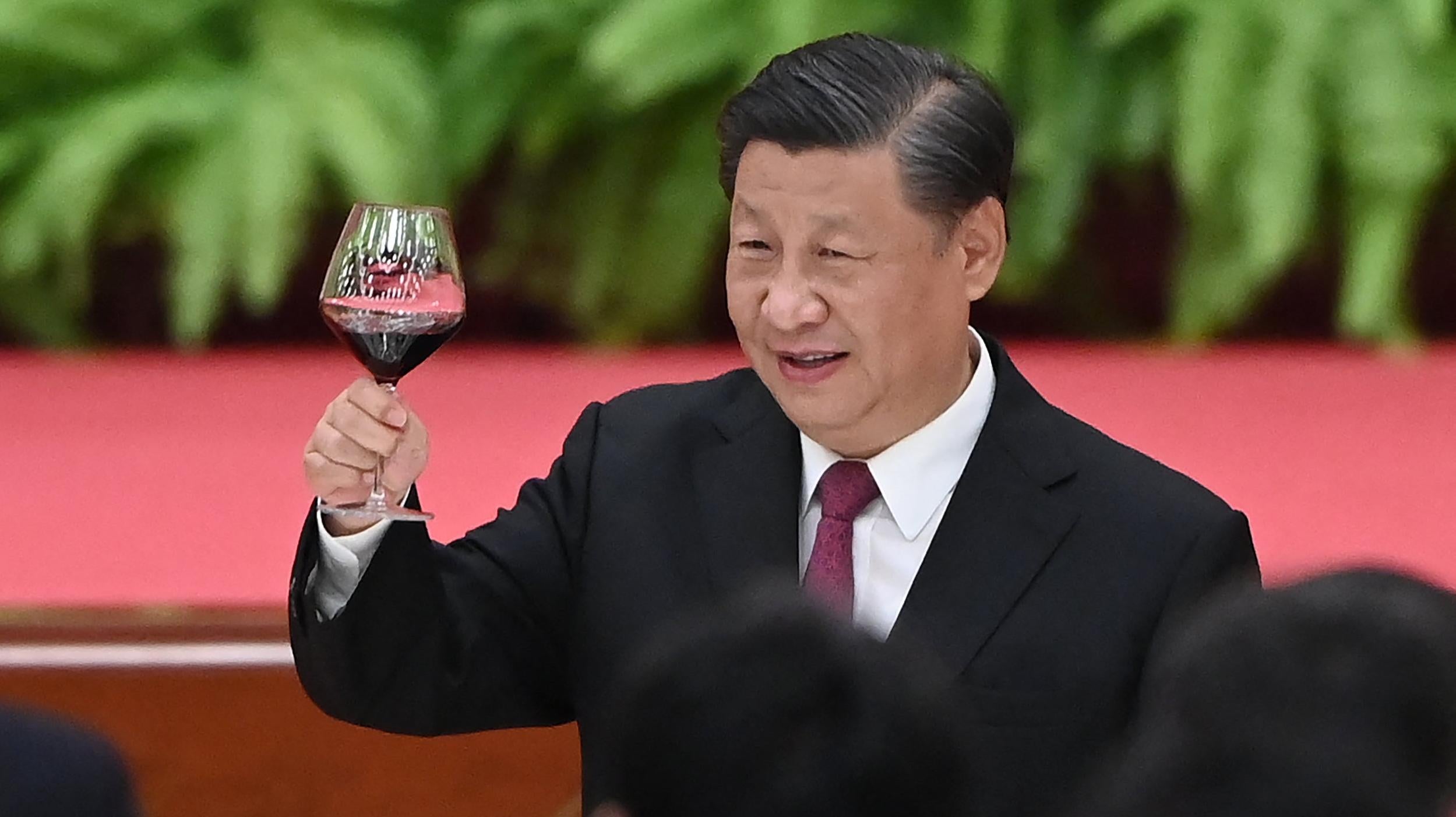 Chinese President Xi Jinping raises his glass of red wine. (Photo: Greg Baker/AFP, Getty Images)