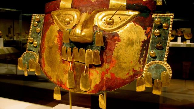 1,000-Year-Old Gold Mask Found in Tomb Was Painted With Human Blood