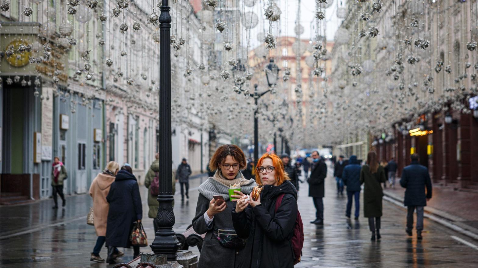 People have lunch on Nikolskaya Street amid the outbreak of the covid-19 pandemic in Moscow on October 28, 2021. (Photo: Dimitar Dilkoff / AFP, Getty Images)
