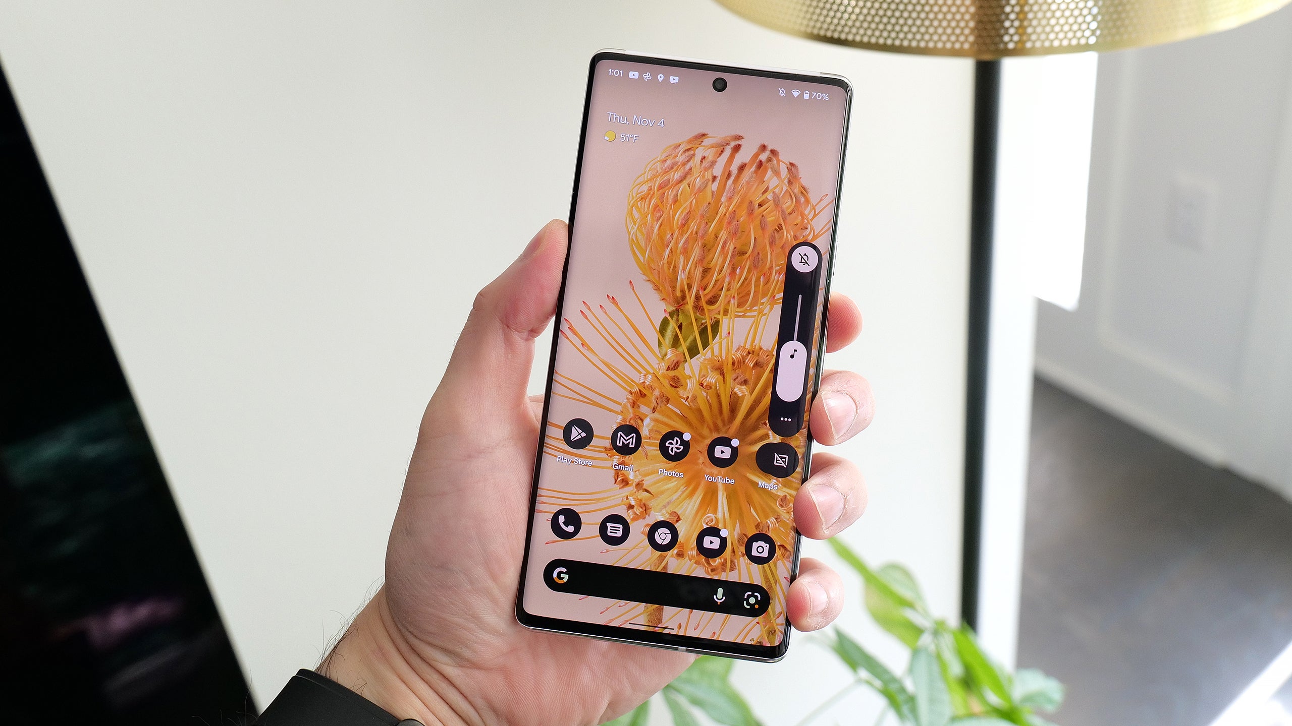 Android 12's visual overhaul makes it easier to use features like the volume slider. (Photo: Sam Rutherford/Gizmodo)