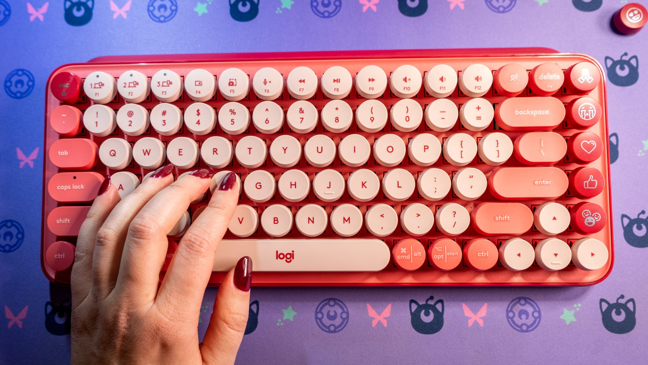 The POP Keys keyboard is comfortable to type on, though a bit loud.  (Photo: Florence Ion / Gizmodo)