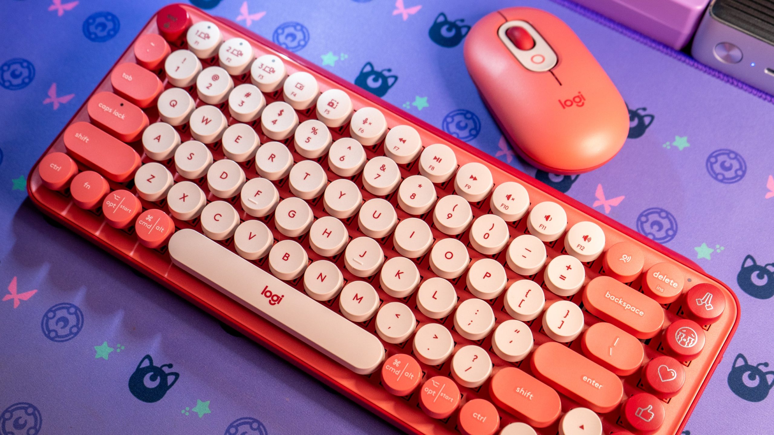 The Logitech POP Keys keyboard pairs well with its mouse comrade.  (Photo: Florence Ion / Gizmodo)