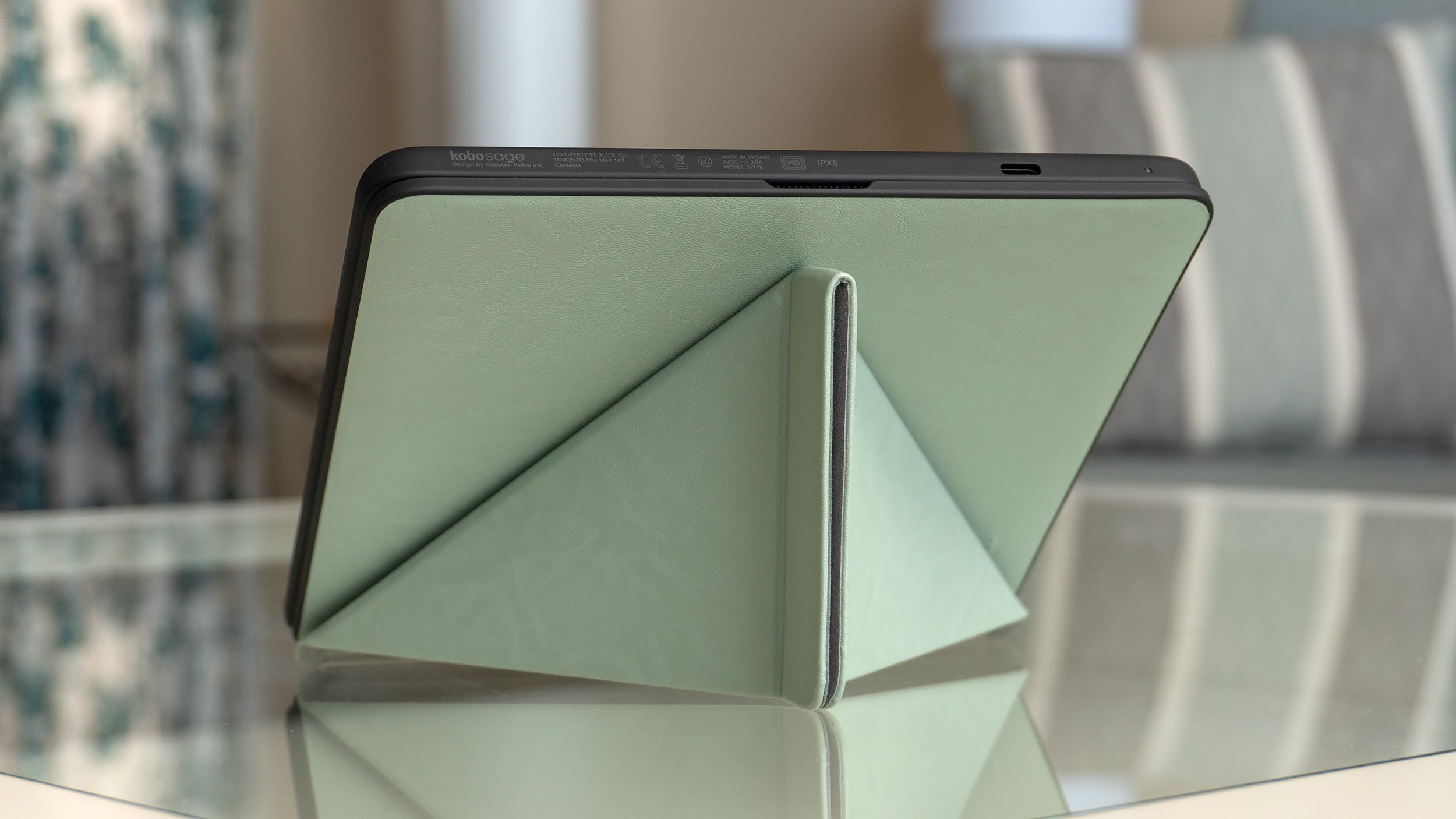 The lid of the Kobo SleepCover cleverly transforms into a display stand. (Photo: Andrew Liszewski - Gizmodo)