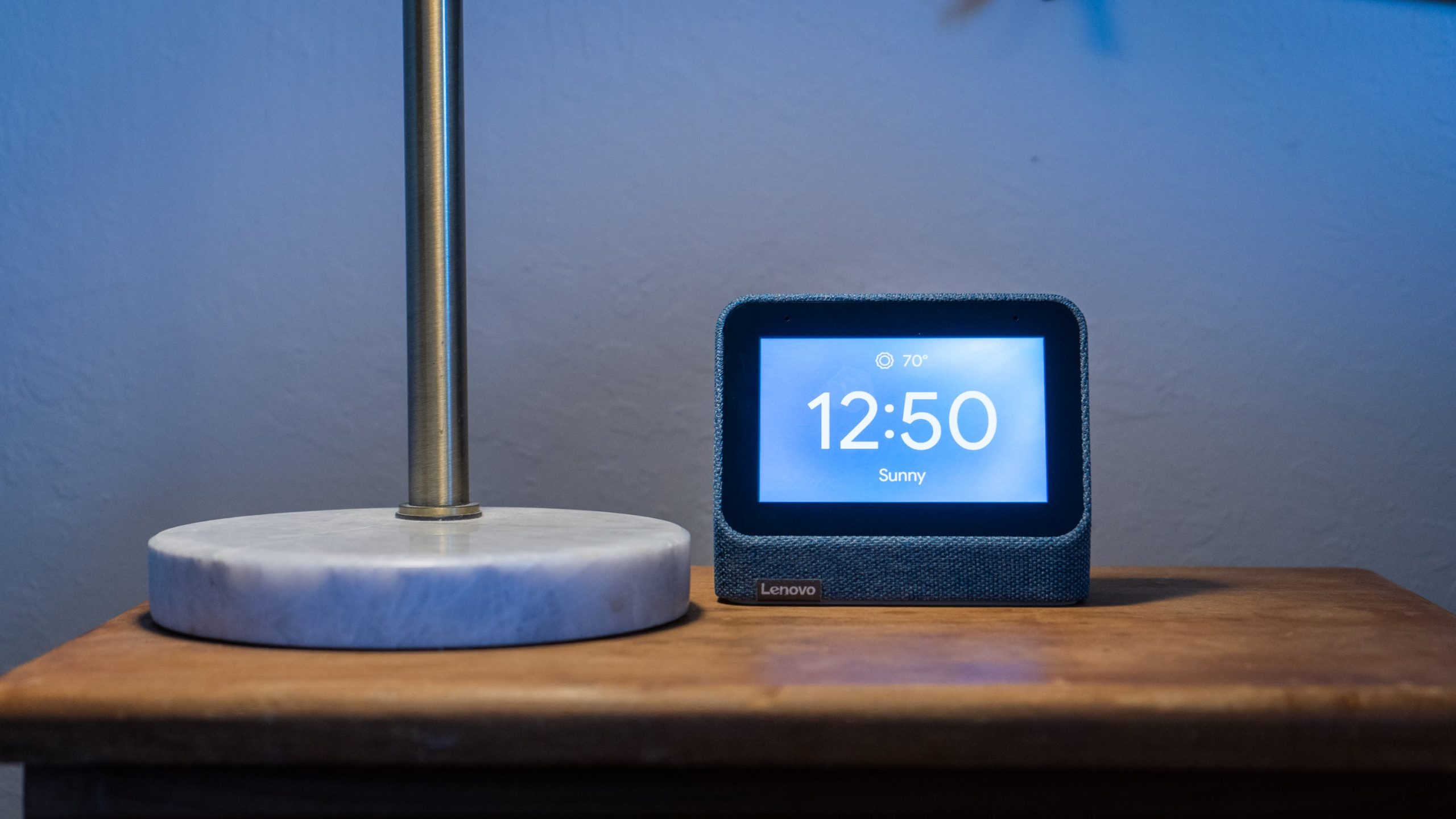 The Lenovo Smart Clock 2 blends into any bedroom background.  (Photo: Florence Ion / Gizmodo)