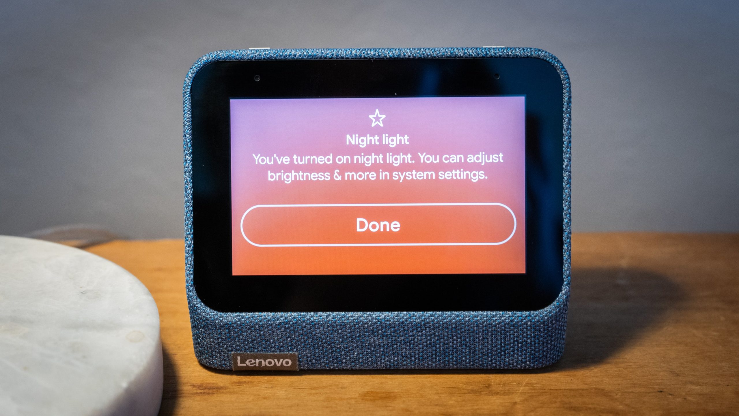 The Lenovo Smart Clock 2 has a nifty little night light feature, which lights up the display so you can find your footing in the dark.  (Photo: Florence Ion / Gizmodo)