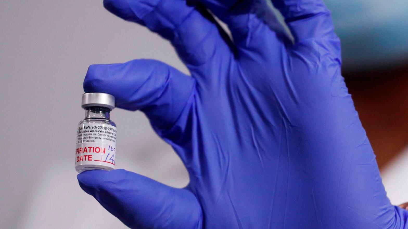 A medical worker displaying a vial of the Pfizer/BioNTech covid-19 vaccine. (Photo: Shannon Stapleton/Pool/AFP, Getty Images)
