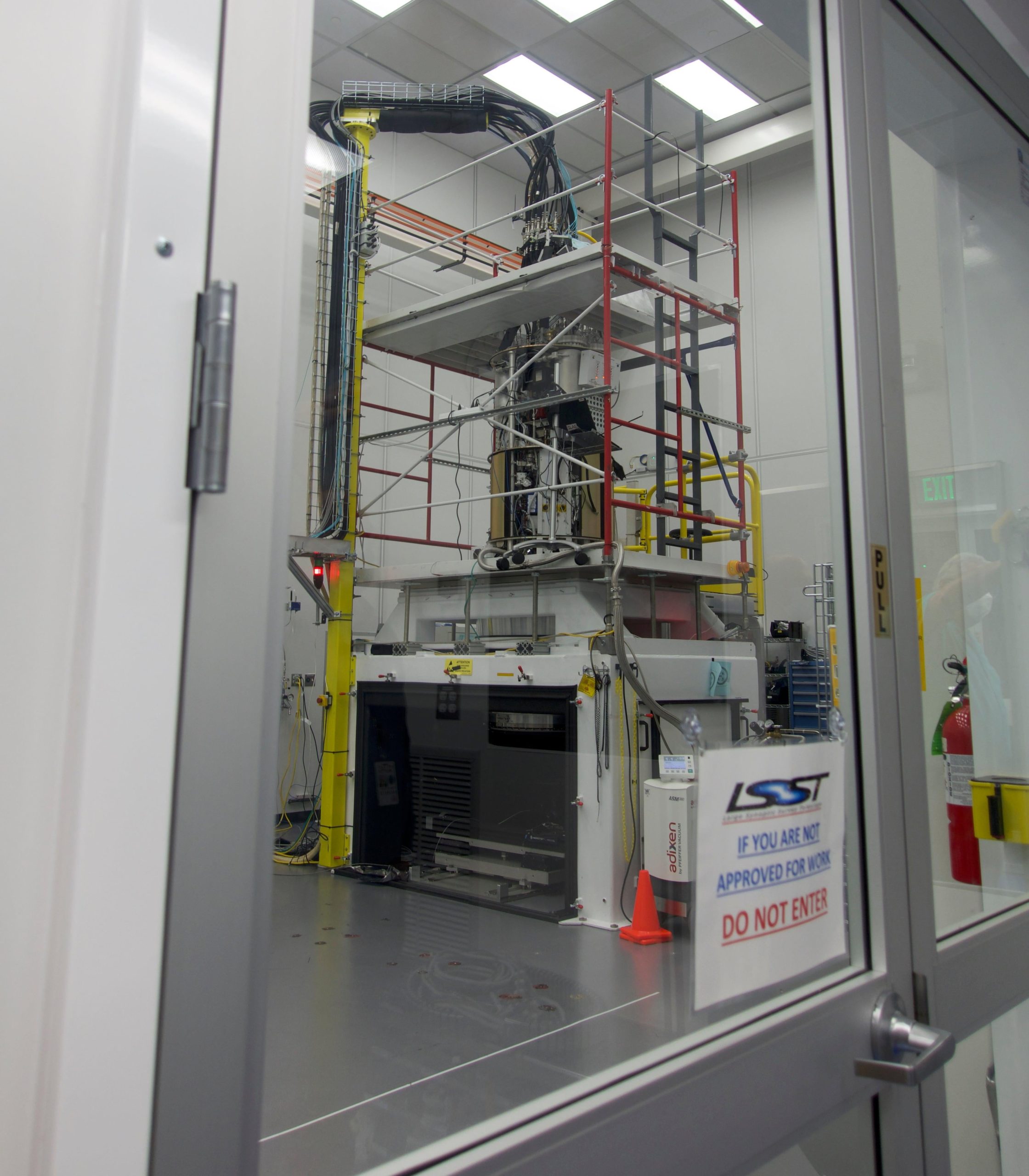 The camera's cryostat, with the focal plane located in a vacuum in that white box at bottom. (Photo: Isaac Schultz)