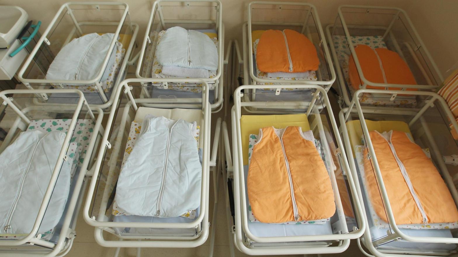 Empty newborn beds in the maternity ward of a hospital. (Photo: Sean Gallup, Getty Images)