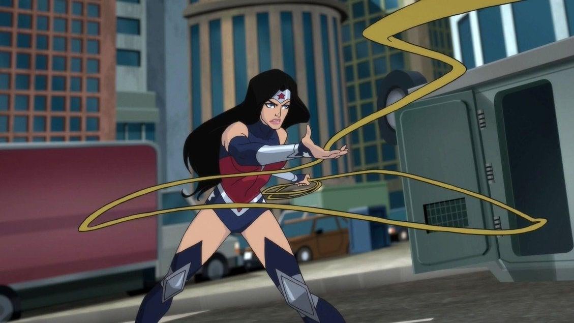 Wonder Woman in action with her lasso. (Screenshot: Warner Bros.)