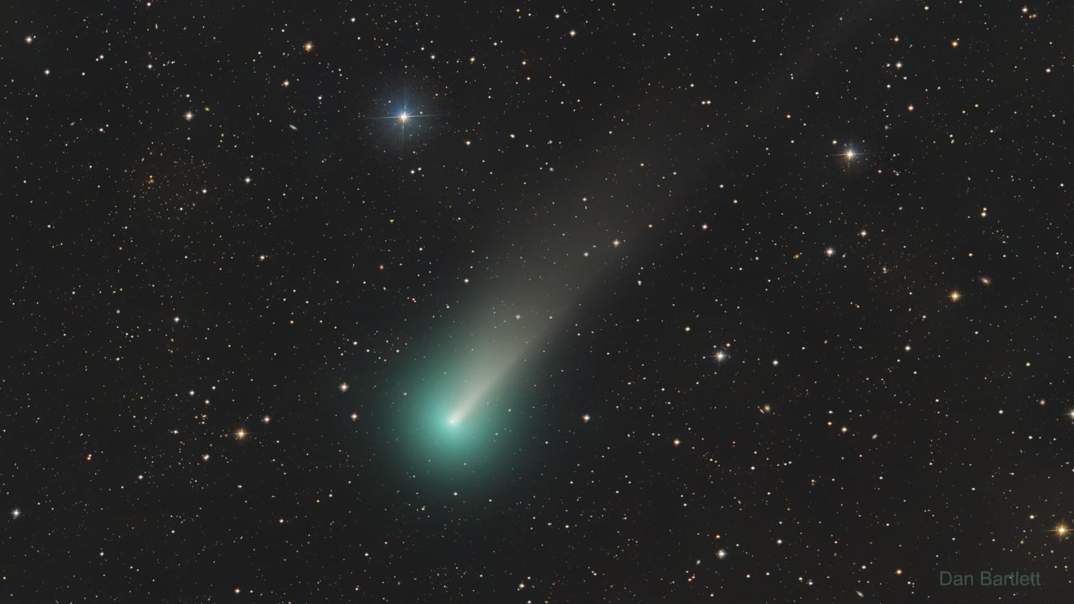 A stunning view of comet Leonard, as seen in the skies above the Eastern Sierra mountains of California. Dan Bartlett created the picture from 62 different images captured by a mid-sized telescope.  (Image: Dan Bartlett)