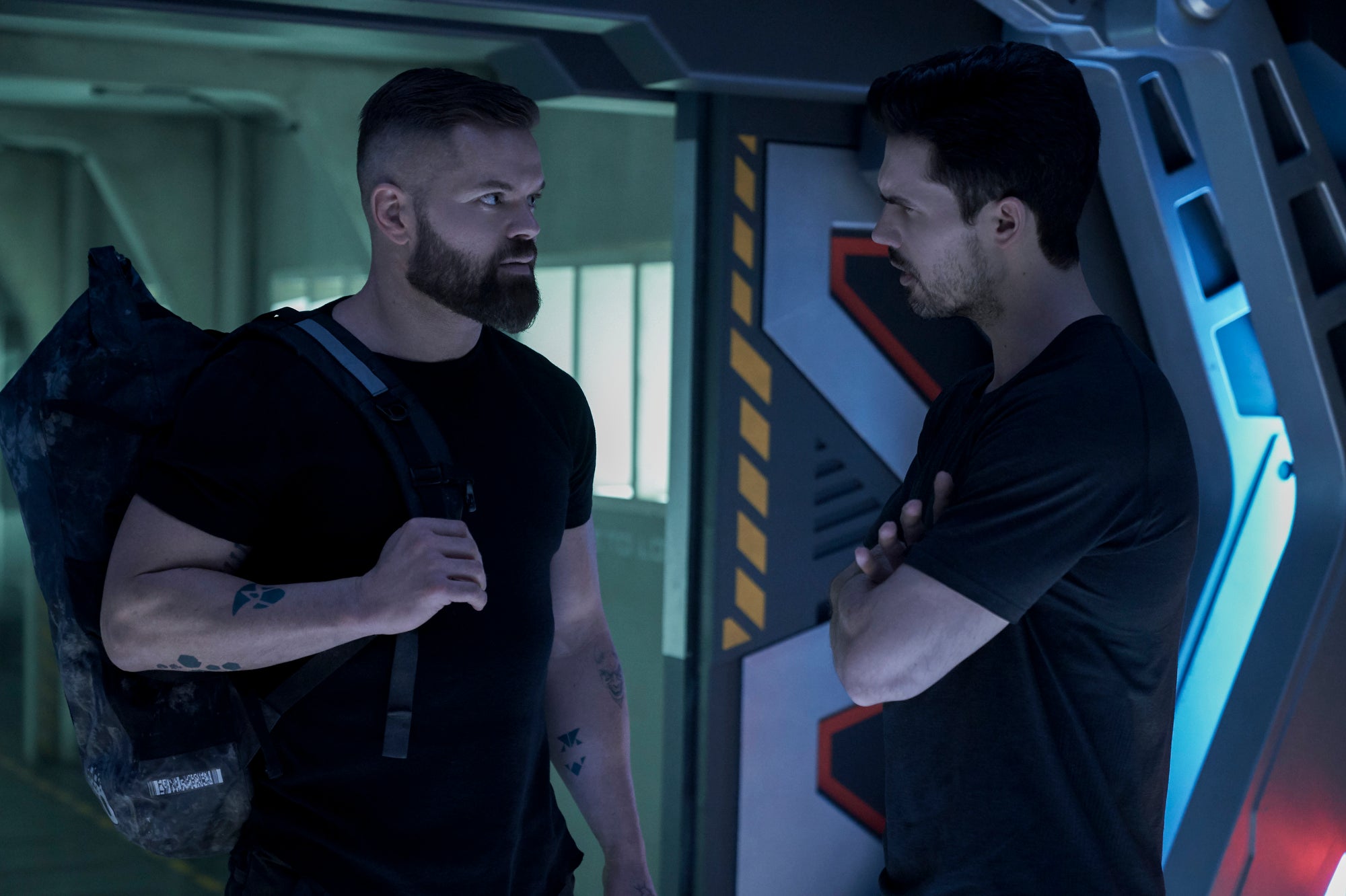 Amos and Holden have a friendly chat. Or a confrontation... hard to tell with those two. (Image: Amazon Studios)