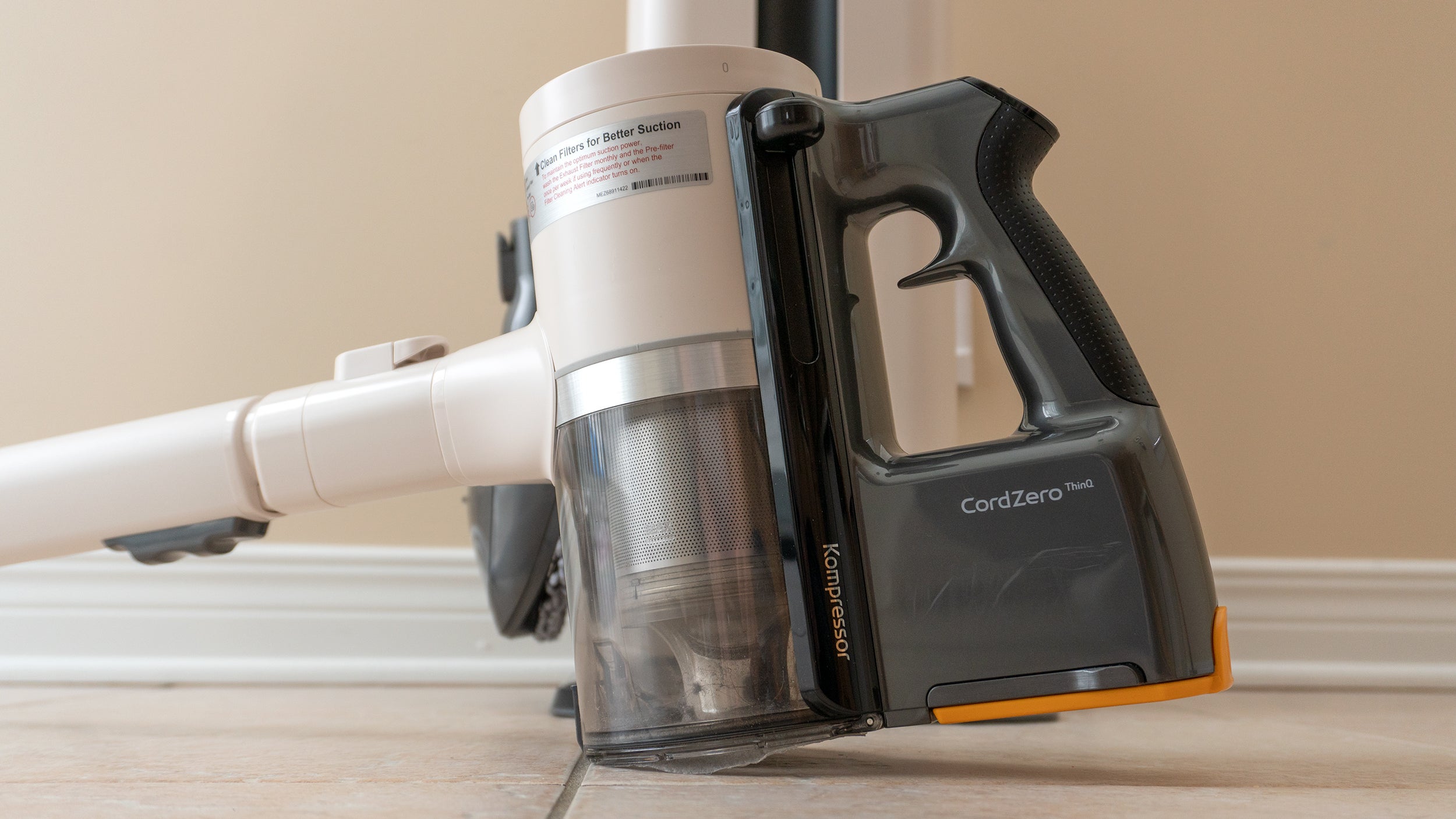 The A9 Kompressor+ gets part of its name from a mechanism that uses a sliding lever to compress dust and dirt in the bin so it can go longer between empties. (Photo: Andrew Liszewski/Gizmodo)