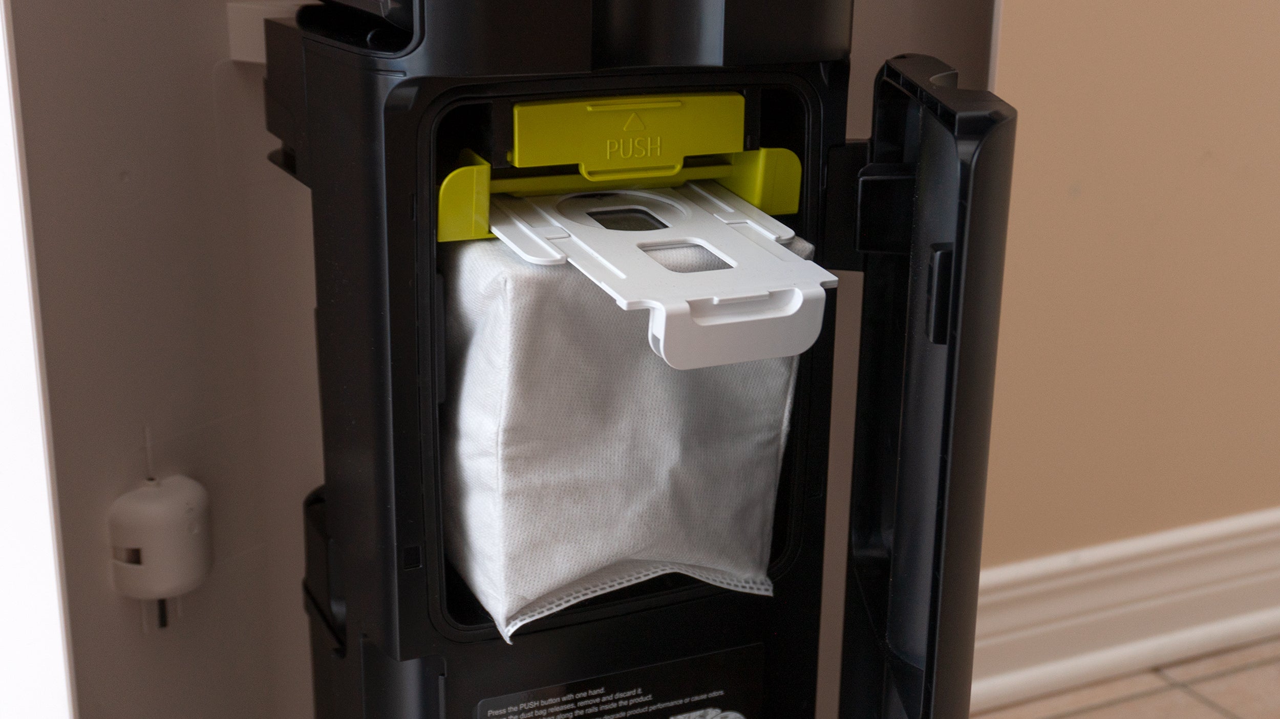 The cords are gone, but the A9 Kompressor+'s tower dock still uses disposable bags for collecting and disposing of dust and dirt. (Photo: Andrew Liszewski/Gizmodo)