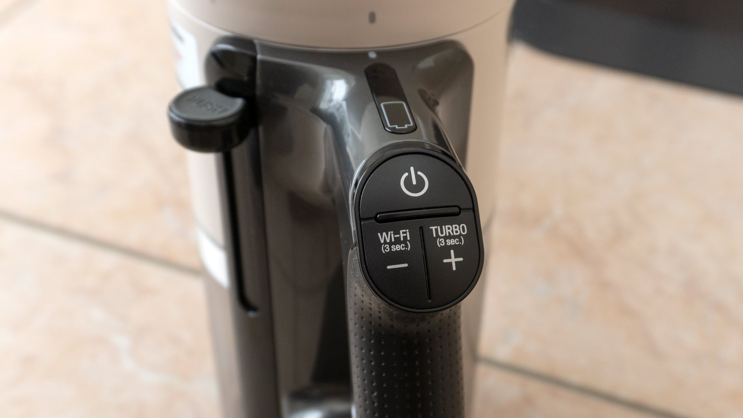 Instead of a trigger that needs to be constantly squeezed, the A9 Kompressor+ uses on/off power buttons, making it more comfortable to use during longer cleaning sessions. (Photo: Andrew Liszewski/Gizmodo)