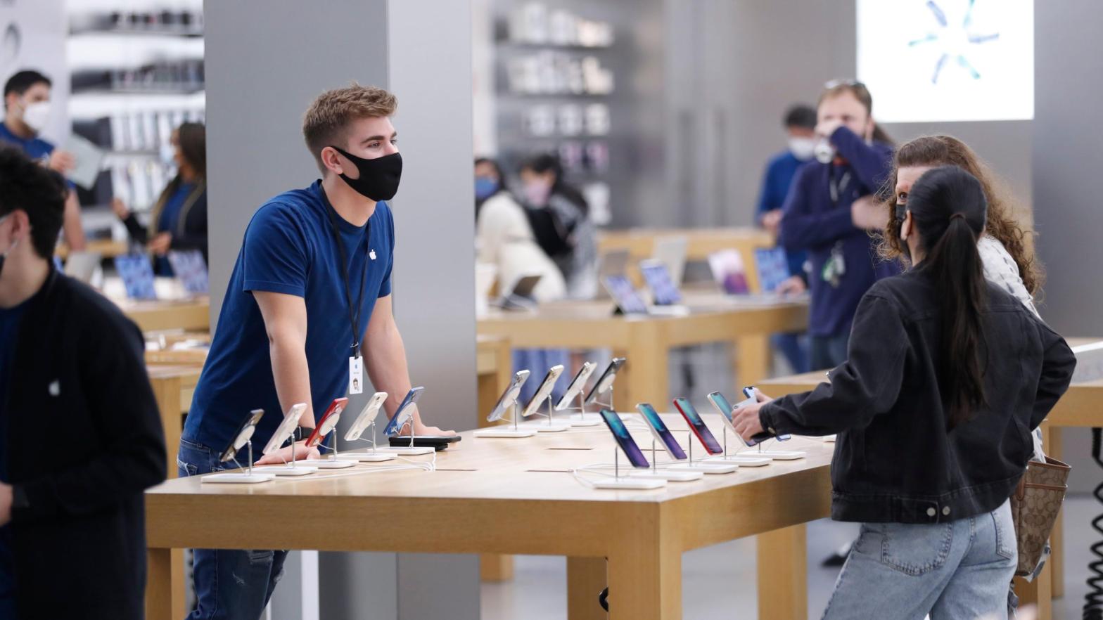 An Apple store employee wearing a mask at a store in Tampa, Florida on Black Friday on Nov. 26, 2021. (Photo: Octavio Jones, Getty Images)