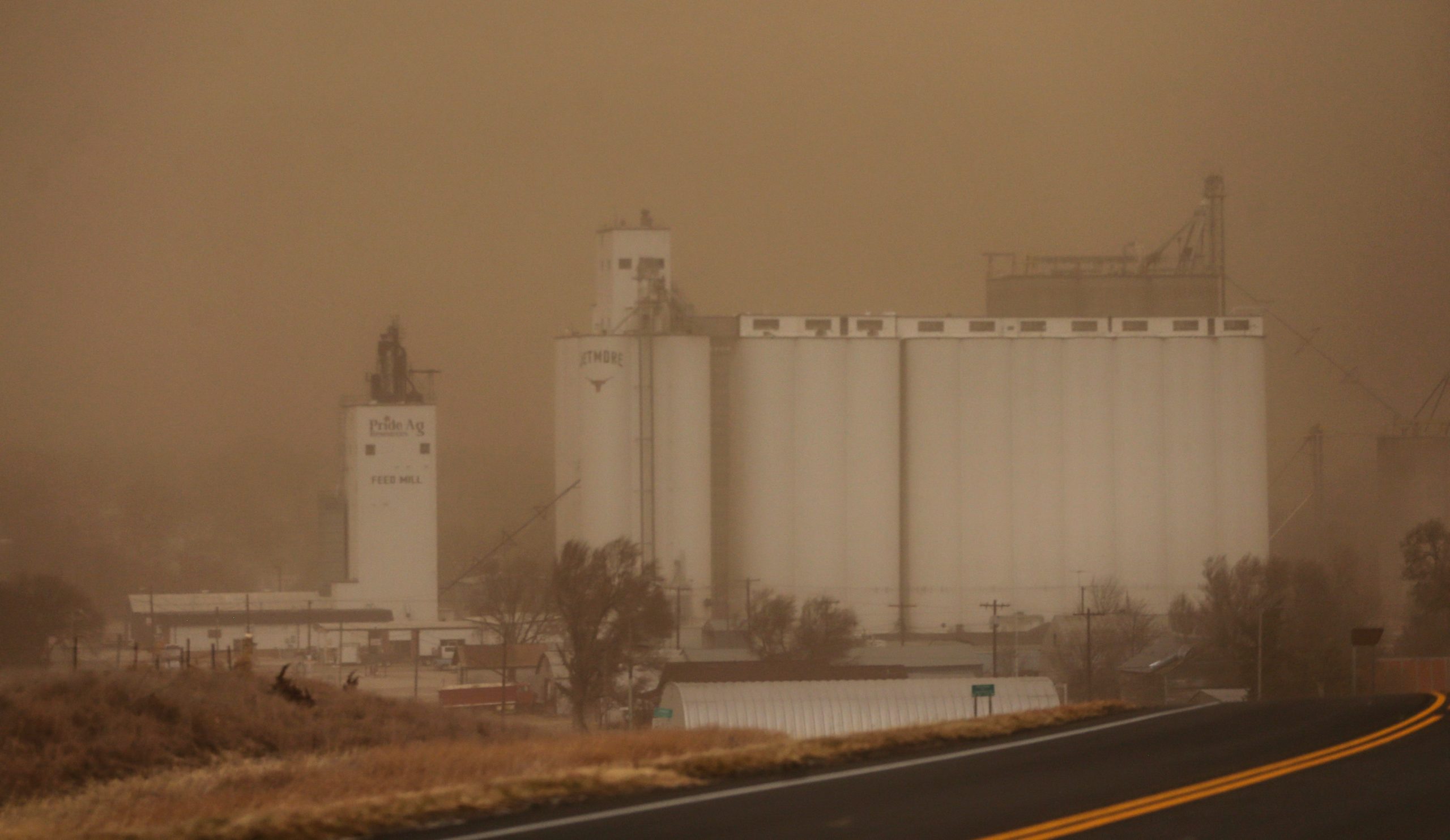 Visibility was less than a half-mile in Jetmore, Kansas. (Photo: Travis Heying/The Wichita Eagle, AP)