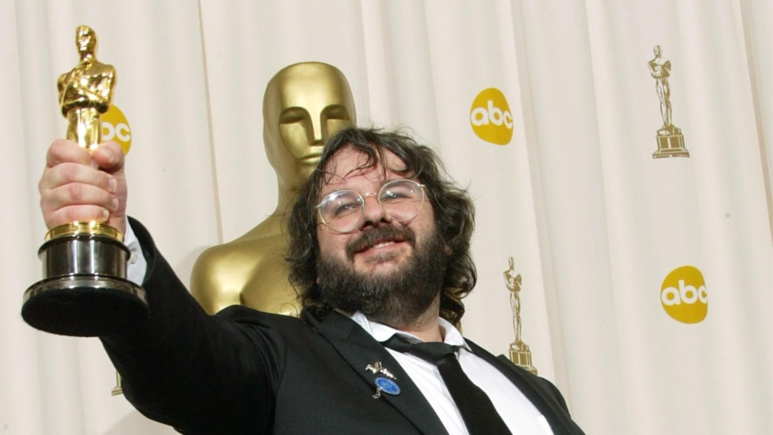 Peter Jackson holds aloft his Best Director Oscar for Return of the King at the 2004 Academy Awards. (Image: Frederick M. Brown, Getty Images)