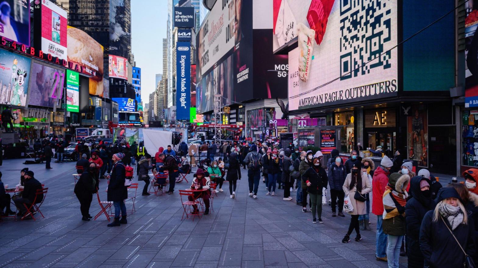 People queue at a street-side covid-19 testing booth in New York's Times Square on December 20, 2021. (Photo: Ed Jones/AFP, Getty Images)