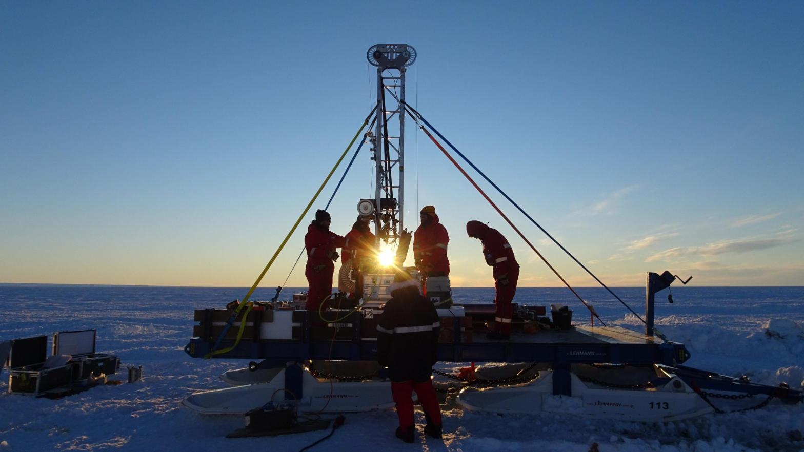 A hot water drilling rig on Antarctica. (Photo: Sophie Berger, AWI)