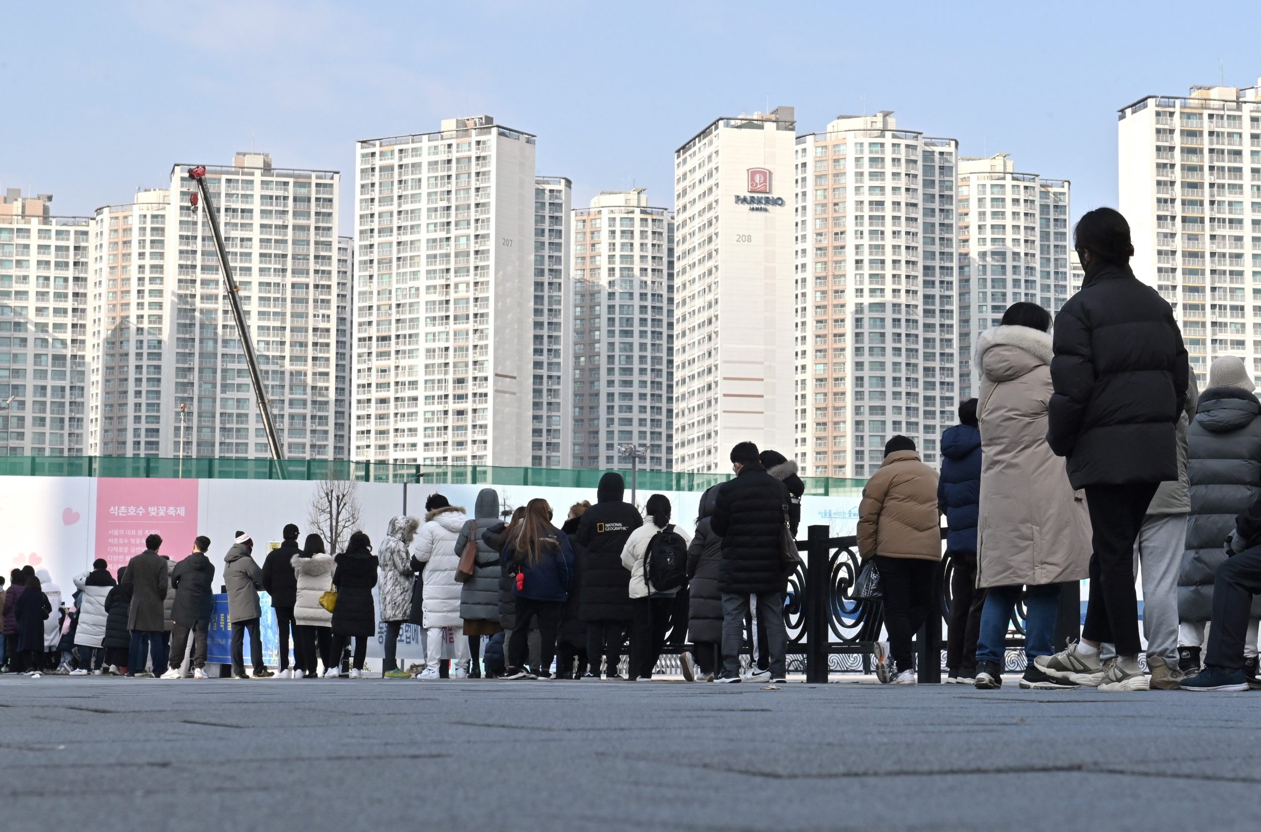 People wait in line to get tests for covid-19 in Seoul, South Korea on December 14, 2021. (Photo: Jung Yeon-Je/AFP, Getty Images)