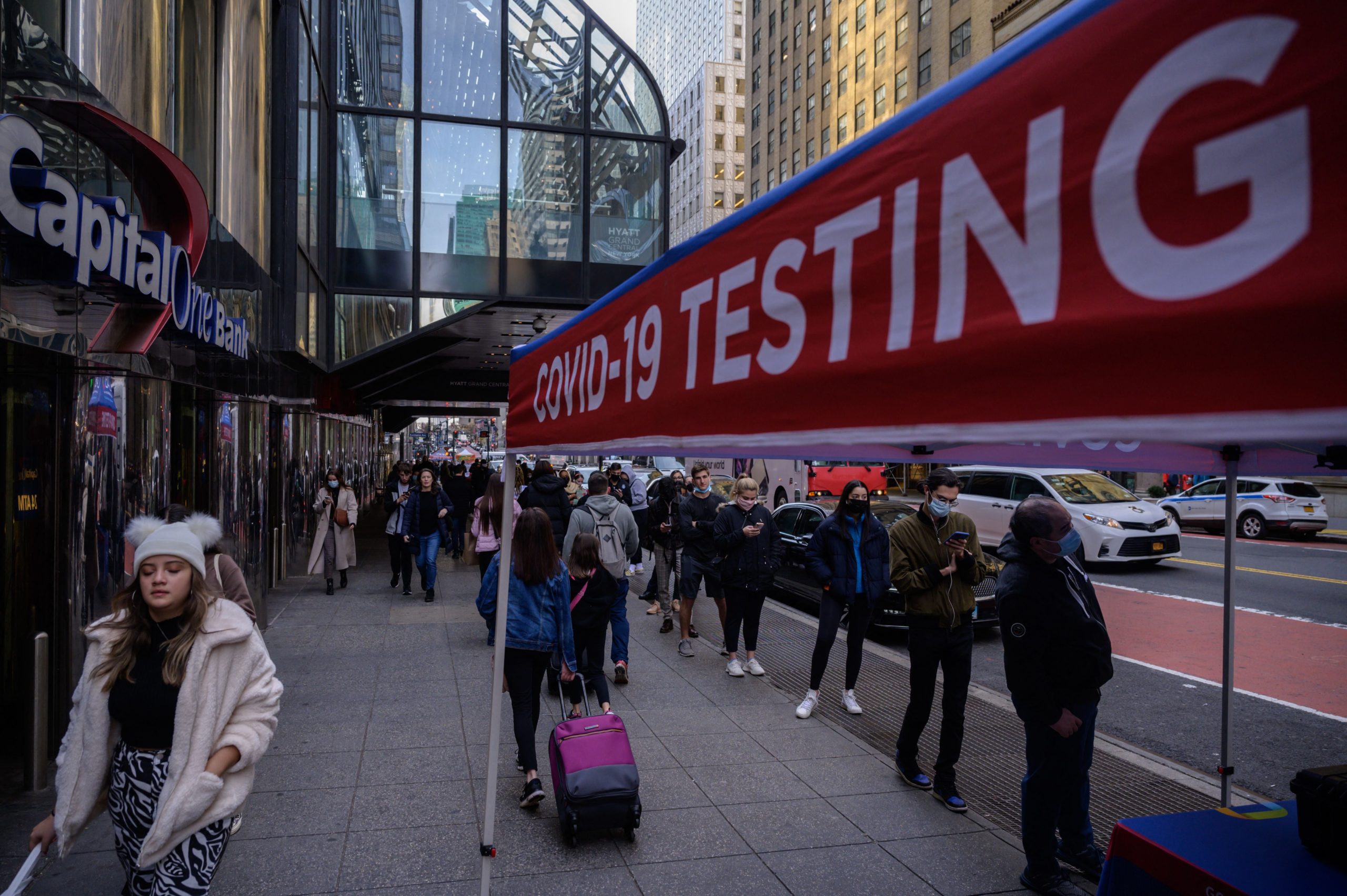 People queue to be tested for covid-19 at a street-side testing booth in New York on December 17, 2021. (Photo: Ed Jones/AFP, Getty Images)