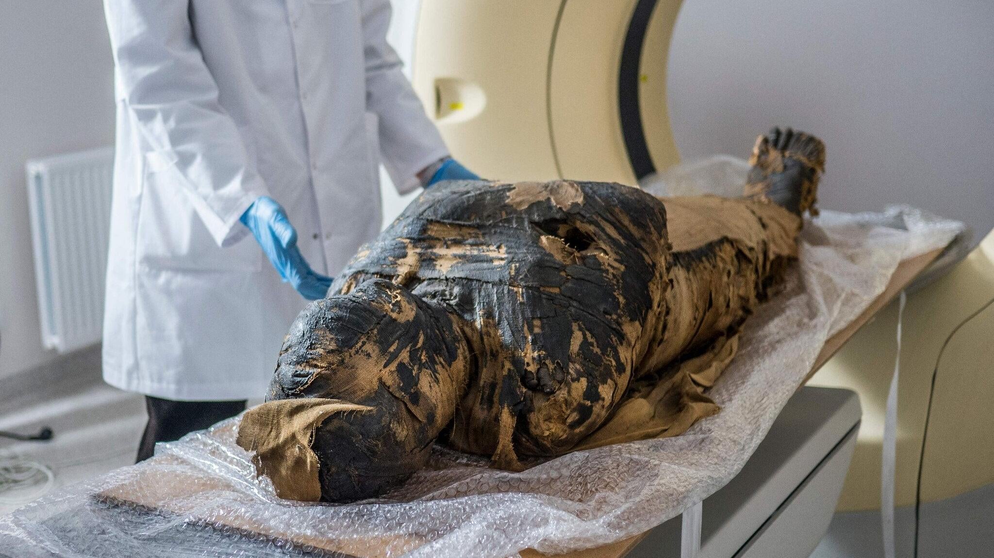 The mummy in question getting an MRI in 2015. (Photo: Courtesy Warsaw Mummy Project)