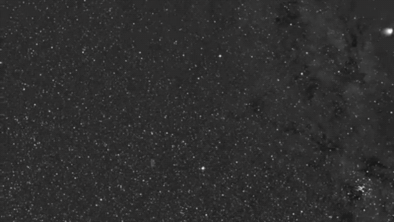 Comet Leonard as spotted by Solar Orbiter. (Gif: ESA/NASA/NRL/SoloHI/Guillermo Stenborg/Gizmodo)