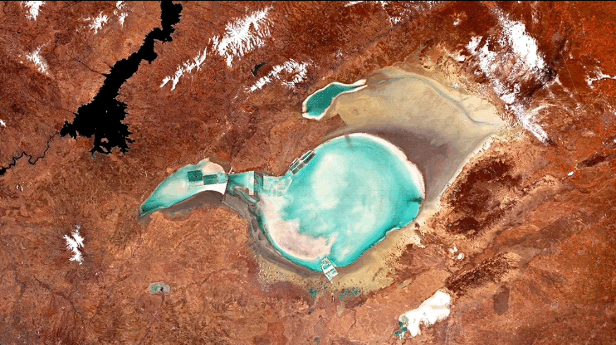Lake Tuz in better times and in 2021, when it completely dried up. (Gif: Brian Kahn/Sentinel Hub)