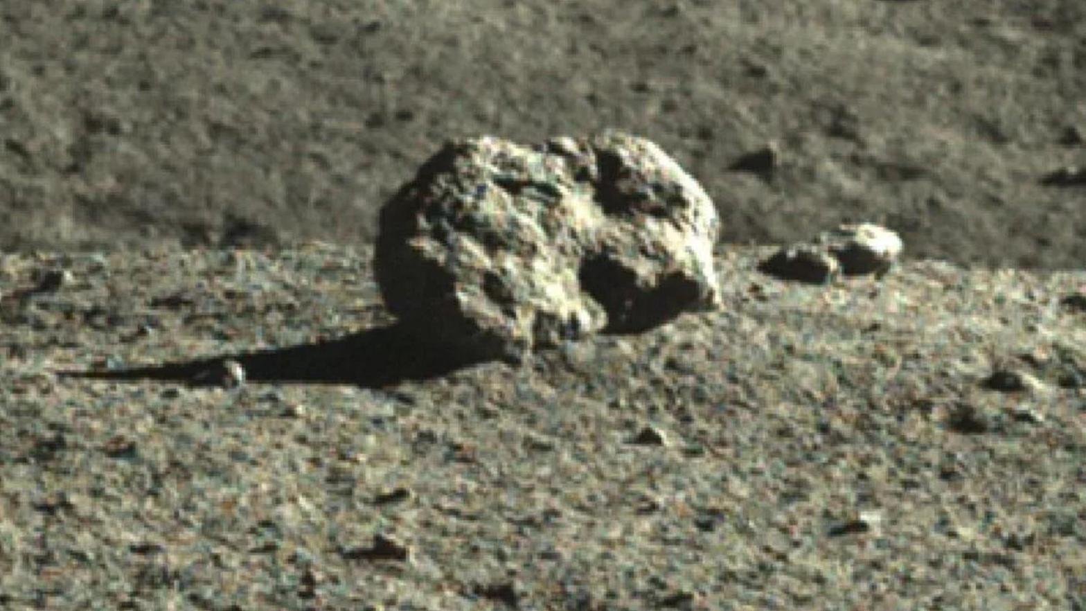 The object, as imaged by the Yutu 2 rover.  (Image: CNSA/Our Space)